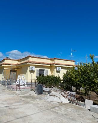 Priolo Gargallo, villetta per trasfertisti