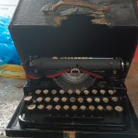 macchina da scrivere d'epoca 