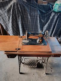 macchina da cucire Singer a pedale antica 