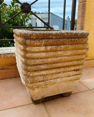   vasi fioriere in cemento (2 a Lavinio 2 a Roma)