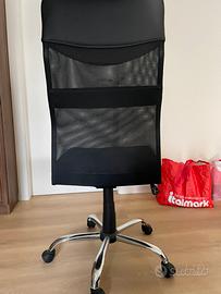 Sedia ufficio nera con rotelle