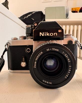 Nikon F2 con mirino DP-1 e obiettivo 35-70