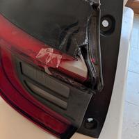 Fanale Yaris 2021 XP210 SX rotto