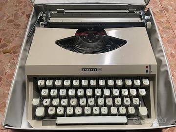 Macchina da scrivere  Antares Capri.