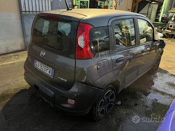 Fiat panda 2022 ibrida incidentata