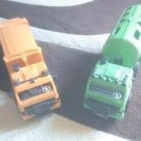 Lotto 2 camion giocattolo arancione e verde