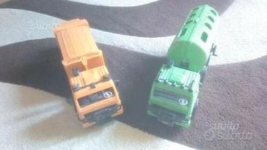 Lotto 2 camion giocattolo arancione e verde