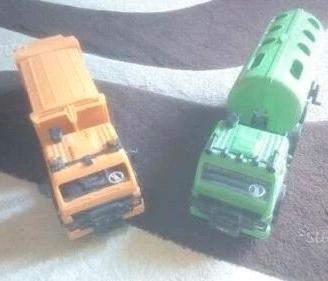 Lotto 2 camion giocattolo arancione e verde