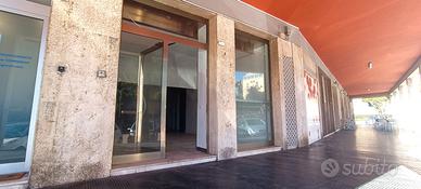 Locale commerciale, via Rockefeller