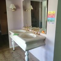 Consolle doppio lavabo con rubinetteria oro