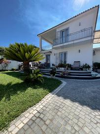 Rif. 108 villa singola di 2 appartamenti con giard