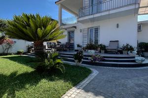 Rif. 108 villa singola di 2 appartamenti con giard