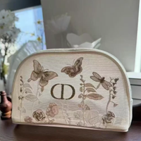 Borsa cosmetica Dior con conchiglia ricamata a far