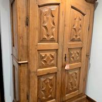 armadio antico intarsiato della Val Vigezzo