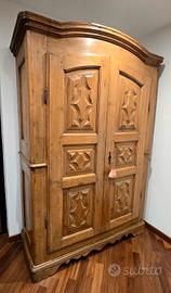 armadio antico intarsiato della Val Vigezzo