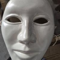 maschera ceramica e vaso 