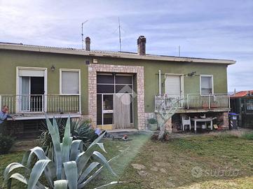 5 LOCALI A CAMPELLO SUL CLITUNNO