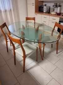 Tavolo ovale con sedie