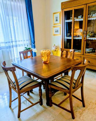 Tavolo antico con sedie