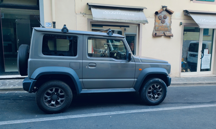 Suzuki Jimny 4 serie 4 posti