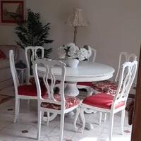 Elegante tavolo rotondo bianco con 6 sedie