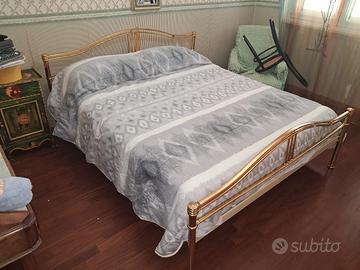Letto matrimoniale di ottone.