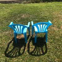 Tavolo in plastica azzurro con 2 sedie