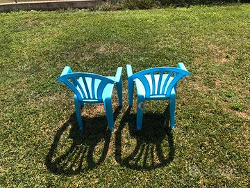 Tavolo in plastica azzurro con 2 sedie