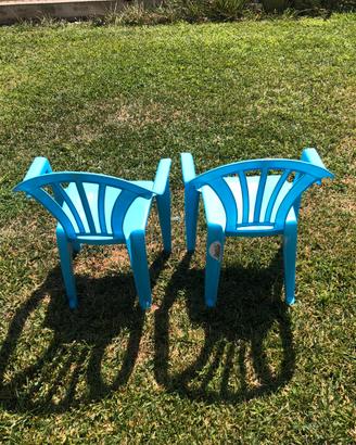 Tavolo in plastica azzurro con 2 sedie