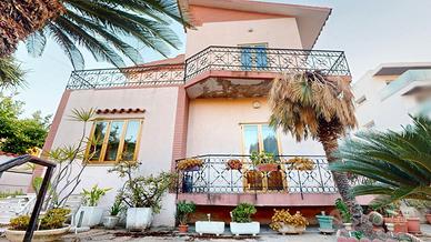 Villa indipendente bilivelli con ampio giardino