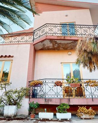 Villa indipendente bilivelli con ampio giardino