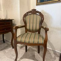 Poltroncina in legno intagliato stile classico
