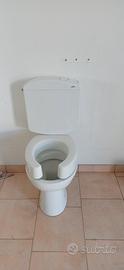 Water e lavandino con colonna