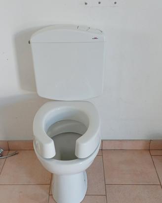 Water e lavandino con colonna