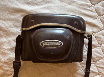 Macchina fotografica vintage con custodia