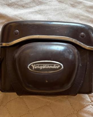 Macchina fotografica vintage con custodia