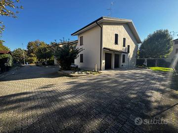 Villa di 240 m² con più di 5 locali e box auto dop