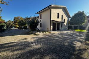 Villa di 240 m² con più di 5 locali e box auto dop