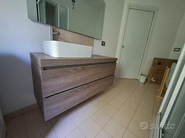 Mobile bagno con lavabo e miscelatore