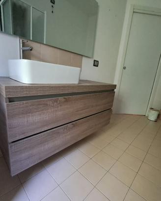 Mobile bagno con lavabo e miscelatore