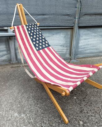 Rara sedia a sdraio con bandiera USA e coperta