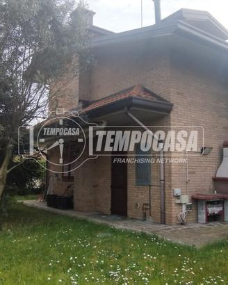 Villetta di testa con ampio giardino e taverna- li