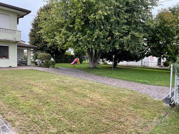 Porzione di bifamiliare con ampio giardino