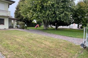 Porzione di bifamiliare con ampio giardino