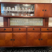 Credenza il legno con ante scorrevoli in vetro