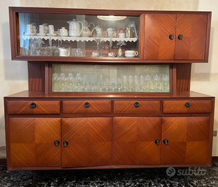 Credenza il legno con ante scorrevoli in vetro