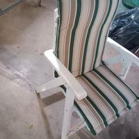 Sedia mare plastica bianca con cuscino a righe
