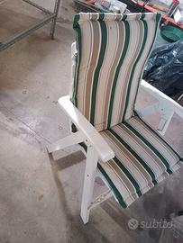 Sedia mare plastica bianca con cuscino a righe