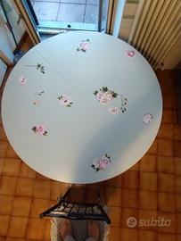 tavolo di legno vintage  , in  stile shabby.