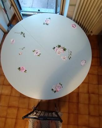 tavolo di legno vintage  , in  stile shabby.